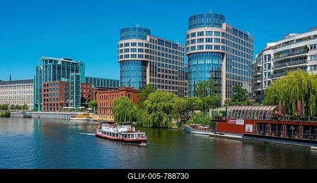Excursion boat on the river Spree at Spreebogenpark in Berlin Moabit, Berlin, Germany-stock-foto