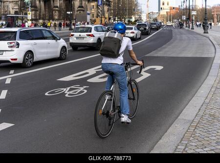 Combined bus and cycle lane, Unter den Linden Palace Bridge, Berlin-Mitte, Germany-stock-foto