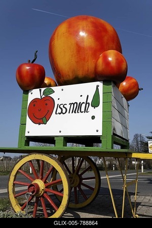 Fake apples on a cart, "iss mich" in writing, signpost of an apple sale, North Rhine-Westphalia, Germany, Europe-stock-foto
