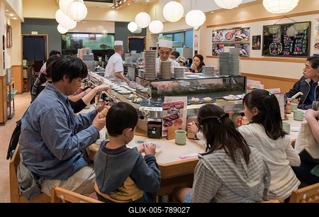 Kaiten-zushi restaurant serving sushi on rotating conveyor belt, Tsukiji fish market, Tokyo, Japan-stock-foto