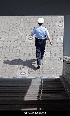 Officer of the German Federal Border Police on the way to the central office, Berlin, Germany, Europe-stock-foto