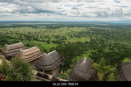 Huts of a lodge with views of the Queen Elizabeth National Park, Uganda-stock-foto