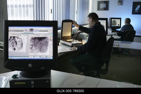 DEU Germany Duesseldorf: Police NRW Federal Police technical crime investigation service. Fingerprint unit. DEU Germany Duesseldorf: Police NRW Federal Police technical crime investigation service. Fingerprint unit.-stock-foto