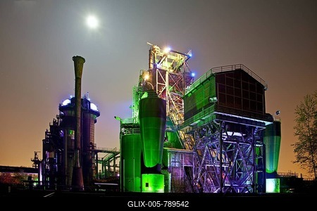 The disused steelworks in Landschaftspark Duisburg-Nord, public park on a former industrial site, illuminated at night during a full moon, Duisburg, North Rhine-Westphalia, Germany-stock-foto