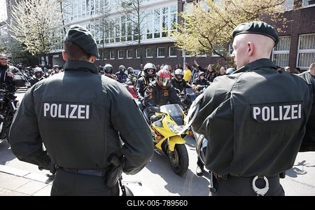 Police action at a get-together of the Bandidos motorcycle club, the City Run 2010 through downtown Essen, North Rhine-Westphalia, Germany, Europe-stock-foto