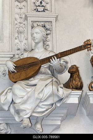 Female statue playing a stringed instrument, baroque stucco figure by Giacomo Serpotta, Oratorio del Rosario di Santa Cita, Palermo, Sicily, Italy-stock-foto