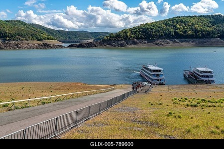 Lake Edersee, near Waldeck, the third largest reservoir in Germany, currently has only just under 13% of its normal level, the lake was last full in May 2022, dried up due to lack of rain, excursion boat Edersee Star, landing stage, the water level is a good 25 metres below the normal level, Hesse, Germany-stock-foto