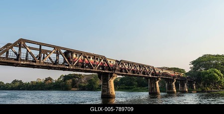 Train crossing the historical River Kwai Bridge, route of the Thailand-Burma Railway, Death Railway, Kanchanaburi Province, Central Thailand, Thailand-stock-foto