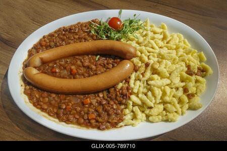 Swabian cuisine, lentils and spaetzle with string sausages, wienerle, veal sausages, pasta, typical Swabian, hearty home cooking, traditional cuisine, food photography, studio, Germany-stock-foto