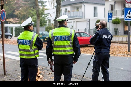 Policemen operating a laser speed gun, extensive speed controls in North Rhine-Westphalia on 24.10.2012, Recklinghausen, North Rhine-Westphalia, Germany, Europe-stock-foto