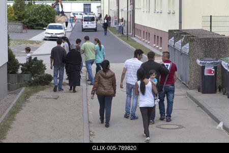 Refugees at the central contact point for asylum seekers in Brandenburg, Eisenhüttenstadt, 3 June 2015-stock-foto