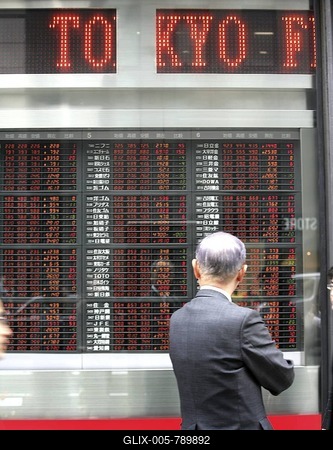 Stock exchange information displays at a bank in the Nihombashi financial district, Tokyo, Japan, Asia-stock-foto