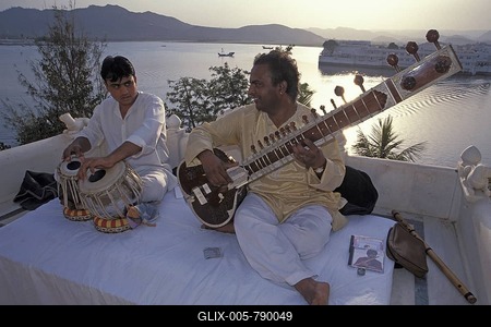 Musicians with a tabla and a sitar, playing music in front of the Taj Lake Palace Hotel, Lake Piccola, Udaipur, Rajasthan, northern India, India, Asia-stock-foto