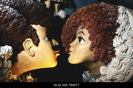 Kissing couple made of chocolate and marzipan, decoration in the Konditorei Demel (Demel Confectionery Shop) shop window, Vienna, Austria, Europe-stock-foto