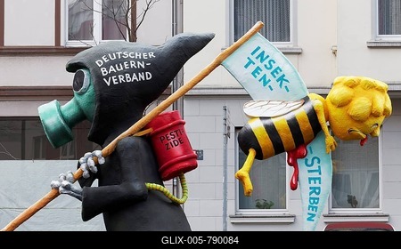Death with gas mask, carries scythe with bee killed by pesticide, caricature to the insect's death, papier-mâché figurine, theme caravan Rosenmontagszug 2018, Düsseldorf, Nordrhein-Wetfalen, Germany-stock-foto