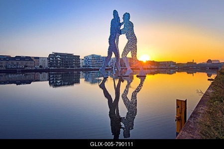 Molecule Man, monumental artwork in the Spree at sunrise, artist Jonathan Borofsky, Berlin, Germany-stock-foto