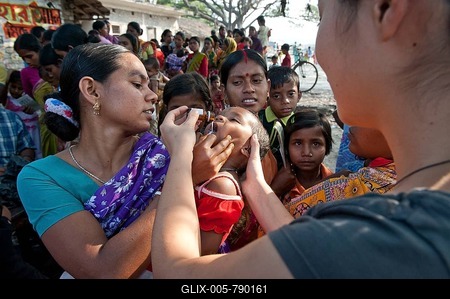 Children's vaccination campaign run by the aid organisation "Doctors for the Third World" near Calcutta or Kolkata, West Bengal, India, Asia-stock-foto