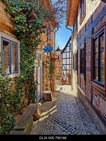 Narrow, romantic passageway with half-timbered houses on the Schlossberg, Old Town of the World Heritage City of Quedlinburg, Saxony-Anhalt, Germany-stock-foto