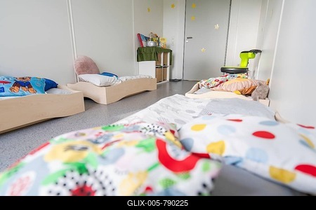 Cosy children's bedroom with beds, colourful cushions and toys, transitional daycare centre in container construction, Gechingen daycare centre, Calw district, Germany-stock-foto