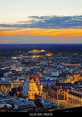City panorama, view from the city skyscraper to the New City Hall and St. Thomas Church at sunset, Leipzig, Saxony, Germany-stock-foto