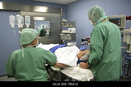 Patient is put under anaesthetic before operation, Germany-stock-foto