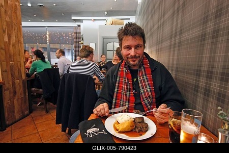 Pibroch restaurant, Scottish cuisine, man eating haggis, stuffed sheep stomach, Scottish national dish, speciality, with tatties and neeps, turnips and mashed potatoes, whisky sauce, Old Town, Oldtown, Edinburgh, Scotland, Great Britain, United Kingdom-stock-foto