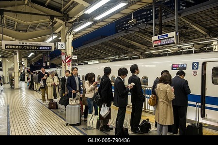 Passengers waiting in line, Shinkansen train station, Tokyo, Japan-stock-foto