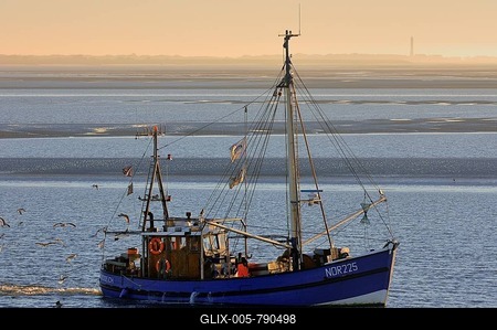 Shrimp boat on the Wadden Sea in front of Norderney, North Sea, Lower Saxony, Germany-stock-foto