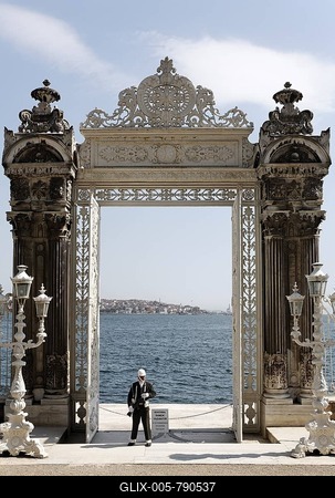 Main gate on the Bosporus shore, with guards, Dolmabahce Palace, Besiktas, Istanbul, Turkey-stock-foto