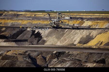 Opencast lignite mine with spreader and motorway in the background, Garzweiler, Jüchen, North Rhine-Westphalia, Germany-stock-foto