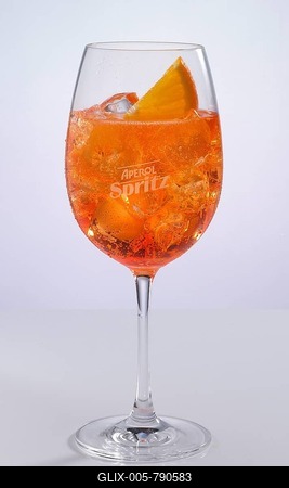 Aperol Spritz in front of a white background-stock-foto