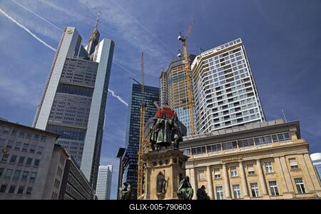 Major construction site with the project name Four Frankfurt, Roßmarkt with Gutenberg monument, Frankfurt am Main, Hesse, Germany-stock-foto