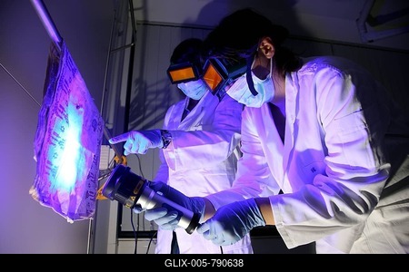 Kriminaltechnisches Institut, KTI, Forensic Science Institute, examination of evidence for possible DNA traces with UV light, police, Landeskriminalamt, LKA, State Criminal Police Office, North Rhine-Westphalia, Germany, Europe-stock-foto