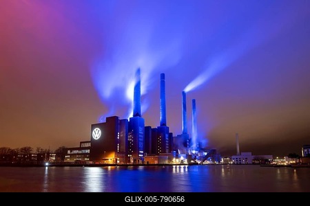 Illuminated cogeneration plant of Volkswagen, Volkswagen logo, the sky is bathed in blue, Wolfsburg, Lower Saxony, Germany-stock-foto