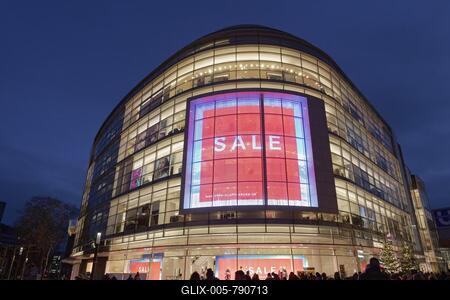 Peek & Cloppenburg department stores at night, P & C, illuminated poster sale, clearance sale, textile retail chain, Düsseldorf, North Rhine-Westphalia, Germany-stock-foto