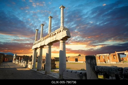 Doric and Corinthian columns of the Roman colonnade in the Forum of Pompeii, Italy, Europe-stock-foto