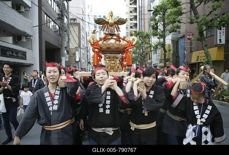 Japan, Tokyo: Shrine festival, called Matsuri. The Shinto shrines are carried through the streets of the Shinto temple district, religious festival-stock-foto