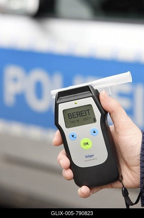Police officer with breathalyser for checking the fitness to drive-stock-foto