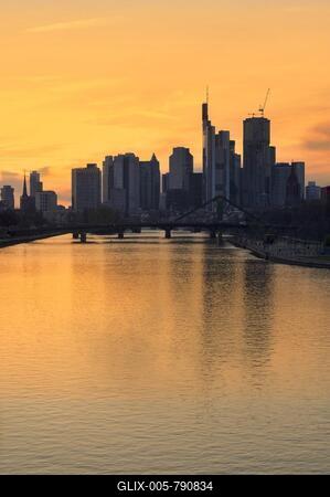 Twilight shot, skyline, banking district, financial district, Taunus Tower, Tower 185, Commerzbank, Messeturm, HelaBa, Hessische Landesbank, Deutsche Bank, FOUR, Kaiserdom, Flößerbrücke, reflection in the Main, golden hour, Frankfurt am Main, Hesse, Germany-stock-foto