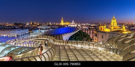 View from Metropol Parasol to numerous churches in the evening, Iglesia de la Anunciación, La Giralda and Iglesia del Salvador, bell tower of the Cathedral of Sevilla, Catedral de Santa Maria de la Sede, Sevilla, Andalusia, Spain-stock-foto