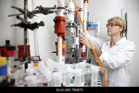 Laboratory, a scientist working in a cooling chamber on a chromatography column for protein purification, Centre for Medical Biotechnology University Duisburg-Essen, North Rhine-Westphalia, Germany, Europe-stock-foto