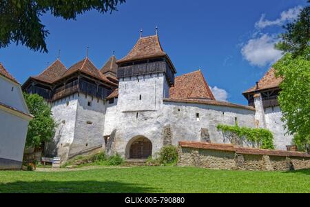 The fortified church of Deutsch-Weisskirch, also known as Viscri, in Transylvania. The church is a Protestant fortified church that was built with a wall like a fortress and embrasures for defence purposes. Together with the neighbouring village of Viscri, it is a UNESCO World Heritage Site. Deutsch-Weißkirch, Brasov County, Transylvania, Transylvania, Romania, South-East Europe-stock-foto