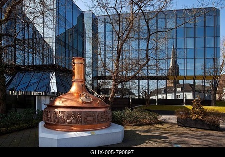 Brewing kettle in front of the administration of the Warsteiner Brewery, reflection of the Church of St. Pancras, Warstein, Sauerland, North Rhine-Westphalia, Germany-stock-foto