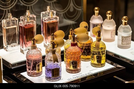 Perfume bottles on display for sale, Galeries Lafayette, Paris, Ile-de-France, France-stock-foto