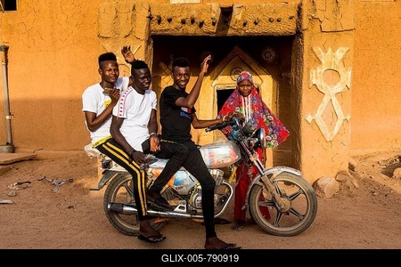 Young kids posing. Unesco world heritage sight Agadez, Niger-stock-foto