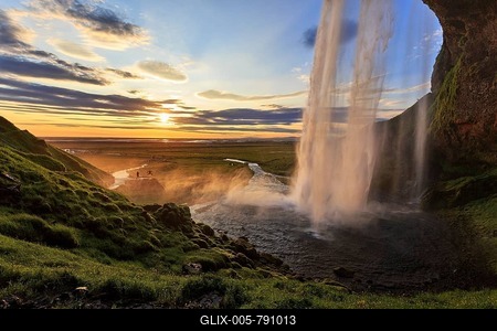 Seljalandsfoss at sunset, next to two people, silhouettes at the photo shoot, Suðurland, Sudurland, near ring road, South Iceland, Iceland-stock-foto