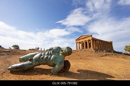 Valle dei Templi di Agrigento, Concordia Temple with the sculpture of the downed Icarus by artist Igor Mitorgi, Agrigento, Agrigento, Sicily, Italy-stock-foto