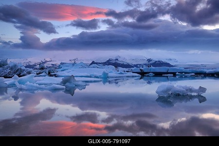 Evening mood at the Jökulsárlón glacier lagoon, icebergs floating behind the Vatnajökull glacier, Southern Region, Iceland-stock-foto