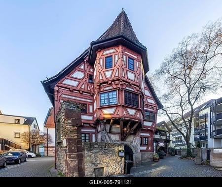 Klösterle in Bad Cannstatt. Built in 1463, the half-timbered building is the oldest residential building in the greater Stuttgart area. For a time it was a beguinage, but today the half-timbered house is home to a traditional wine tavern and the city museum. Bad Cannstatt, Stuttgart, Baden-Württemberg, Germany-stock-foto