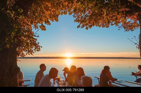 Lake Ammer, beer garden on the lake, guests at sunset, Herrsching, Upper Bavaria, Bavaria-stock-foto